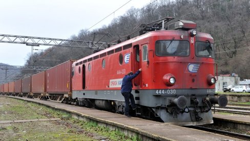 SUDAR VOZA I AUTOMOBILA KOD LOZNICE: Incident na pružnom prelazu, žena hitno prevezena u bolnicu