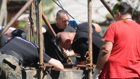 SAMOUBISTVO ILI NESREĆNI SLUČAJ? Žandarmerija izvukla telo iz bunara u selu Lazac kod Kraljeva (FOTO, VIDEO)