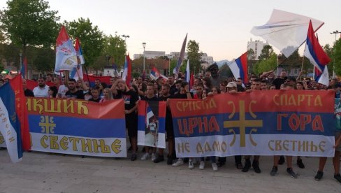 PONOSNO NOSE BARJAKE, PEVAJU, UZVIKUJU: Nikšićani u protestnoj šetnji podrške SPC (FOTO + VIDEO)