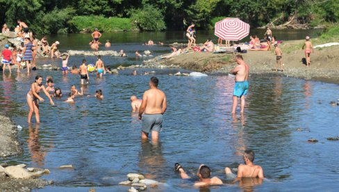 STRUČNJACI RAZOČARANI PONAŠANJEM RODITELJA: Otkrili koje greške najčešće mogu dovesti do utapanja mališana