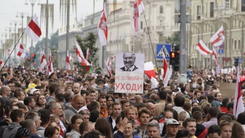 СПРЕМНИ ДА СПРЕЧЕ НЕРЕДЕ: Војска обезбеђује споменике на протесту у Минску