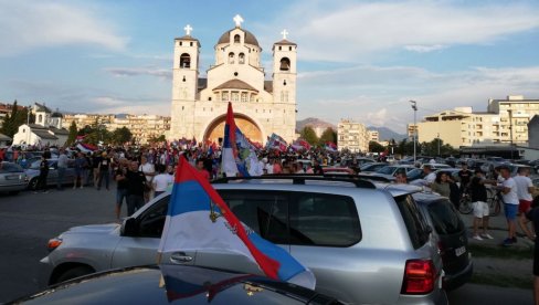 СПРЕМНИ ЗА АУТО - ЛИТИЈУ: У Подгорици код храма Христовог Васкрсења окупљени верници, огорчени због блокаде полиције (ФОТО+ВИДЕО)