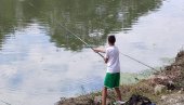 ПЕЦАЊЕ НА БЕГЕЈУ: Преображење прошло, али риболоваца још има (ФОТО)