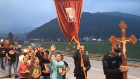 NASTAVLJENE LITIJE U MOJKOVCU: Premijer protiv crkve, narod je brani (VIDEO)