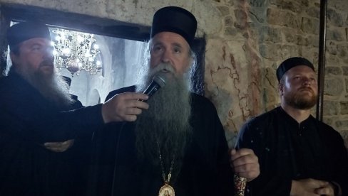 SMENIMO VLAST KOJA ČINI BEZAKONJE: Episkop Joanikije pred manastirom Đurđevi stupovi - narod odgovara Vladiko, sokole, branićemo svetinje!