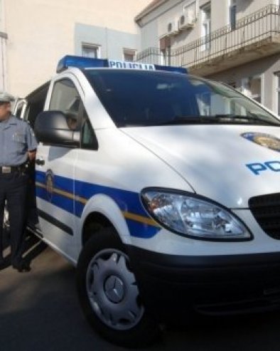 ПОКУШАЈ УБИСТВА У КРУШАНЦУ: Мушкарац (28) претукао жену (59) у породичној кући - Хитно превезена у болницу