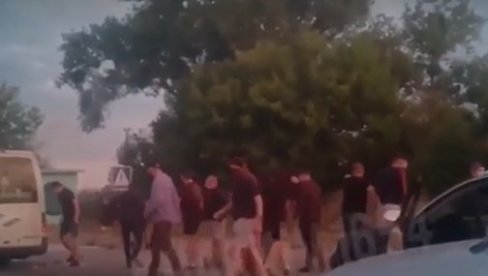 SNIMAK NAPADA NA AUTOBUS U HARKOVU: Bivši militanti Azova pucali na vozilo i tukli političke protivnike (VIDEO)