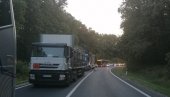 ПРВЕ СЛИКЕ СА МЕСТА НЕСРЕЋЕ: Аутобус блокирао Ибарску, колоне километарске