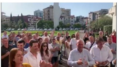 NAKON 75 DANA BEZ OBEZBEĐENJA ISPRED OPŠTINE BUDVA: Stigao Marko Carević, ori se pesma Nema Mila, nema Tita, sada se ovde Bato pita