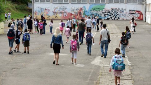 TRAŽI SE MESTO VIŠE: Roditelji malih đaka žele produženi boravak dece u školi