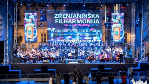 NAKON ŠEST MESECI PAUZE: Koncert Zrenjaninske filharmonije na fudbalskom terenu u Žitištu