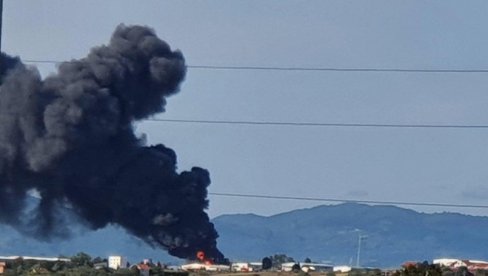 PRVI SNIMCI POŽARA U NIŠU: Vatrogasci se još bore sa vatrenom stihijom, kulja crni dim, vidi se iz svih delova grada (VIDEO)