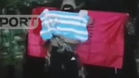 НАОРУЖАНИ АЛБАНЦИ СПАЛИЛИ ГРЧКУ ЗАСТАВУ: Тешка провокација, поручили Атини - МОРЕ ЈЕ НАШЕ (ВИДЕО) НАОРУЖАНИ АЛБАНЦИ СПАЛИЛИ ГРЧКУ ЗАСТАВУ: Тешка провокација, поручили Атини - МОРЕ ЈЕ НАШЕ (ВИДЕО)