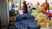 СВИ ГЛЕДАЈУ И НЕ ВЕРУЈУ: На српским пијацама продају ово воће на комад - цена 10 динара (ФОТО)