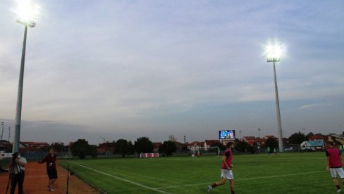 ZASIJAO STADION FK RADNIK: Novi reflektori na terenu fudbalskog kluba iz Bijeljine (FOTO)