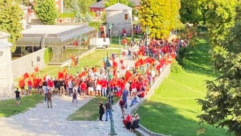 ZVONE ZVONA SA CETINJA DA ZAGLUŠE E VIVA MONTENEGRO! Skup završen - Milove pristalice pokušale upad u manastir!