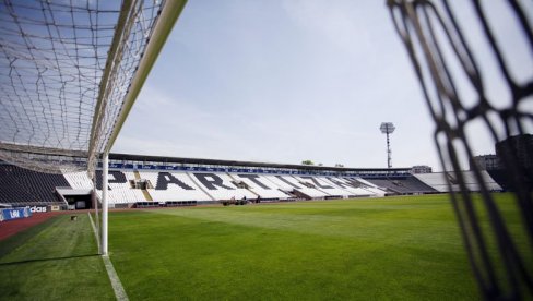 SEĆANJE NA LEGENDU: Osvanuo mural Moci Vukotiću na stadionu Partizana  (VIDEO)