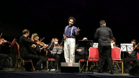 FILMSKA MUZIKA POD ZVEZDAMA: Spektakularni nastup Zrenjaninske filharmonije u Žitištu (FOTO)