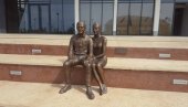 АТРАКЦИЈА У БАРУ: Бронзана скулптура која свима шаље најјачу поруку - љубави АТРАКЦИЈА У БАРУ: Бронзана скулптура која свима шаље најјачу поруку - љубави