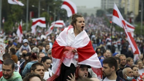ГРАДОМ ОДЈЕКНУЛА ЕКСПЛОЗИЈА: Нови сукоб полиције и демонстраната у Минску (ВИДЕО) ГРАДОМ ОДЈЕКНУЛА ЕКСПЛОЗИЈА: Нови сукоб полиције и демонстраната у Минску (ВИДЕО)