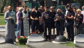 ОДРЖАН ЧЕТРДЕСЕТОДНЕВНИ ПОМЕН ИСИДОРИ БЈЕЛИЦИ: Породица загрљена у сузама ОДРЖАН ЧЕТРДЕСЕТОДНЕВНИ ПОМЕН ИСИДОРИ БЈЕЛИЦИ: Породица загрљена у сузама