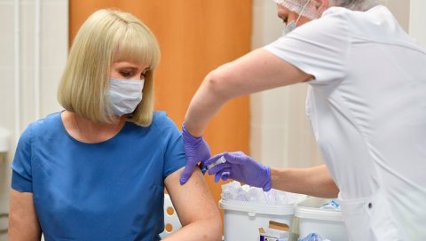 НЕМА ДОВОЉНО ВАКЦИНЕ: Русија паузирала с вакцинисањем волонтера