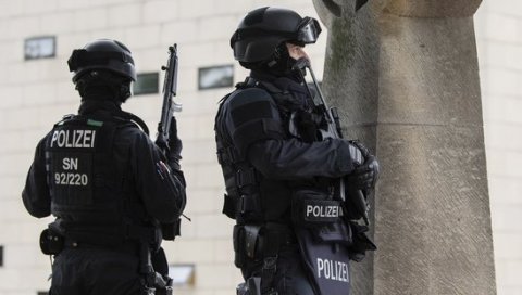 УХАПШЕНА ГРУПА ОСУМЊИЧЕНА ДА ЈЕ КРИЈУМЧАРИЛА ЉУДЕ: Око 400 полицајаца претражило је више од 20 станова и канцеларија у Берлину