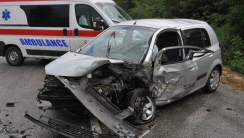 TEŠKA SAOBRAĆAJKA KOD KRALJEVA: Vatrogasci morali da seku punta kako bi došli do povređenih, tri osobe prevezene u bolnicu (FOTO)