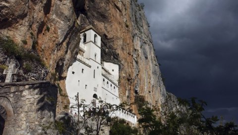 ПОСТОЈЕ СТРОГА ПРАВИЛА: Ево ко не сме да уђе у манастир Острог