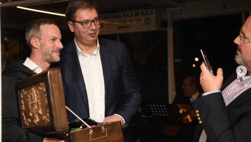 VUČIĆ DOMAĆIN NA SVEČANOJ VEČERI: Boleru srpska vina