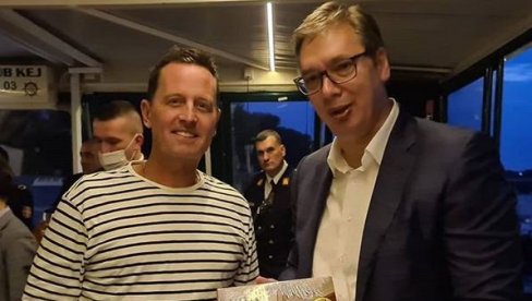 VUČIĆ SA TRAMPOVIM SARADNICIMA NA KRSTARENJU: Grenel u mornarskoj majici sa čašom rakije, a onda je došao Boler (FOTO)