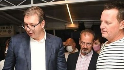 GRENEL ODUŠEVLJEN MUZIKOM NA VEČERI SA VUČIĆEM: Evo šta su slušali, pogledajte sjajnu atmosferu (VIDEO)