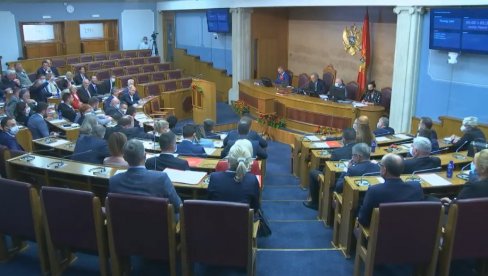 ХАОС У ЦРНОГОРСКОМ ПАРЛАМЕНТУ: Прекинута седница, посланици ДПС-а опколили су сто председавајућег