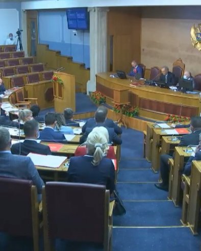 ХАОС У ЦРНОГОРСКОМ ПАРЛАМЕНТУ: Прекинута седница, посланици ДПС-а опколили сто председавајућег