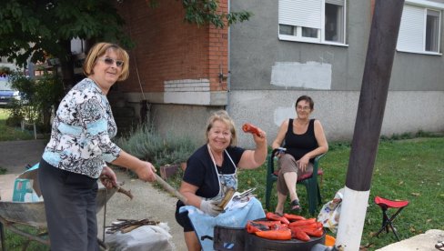 КОМШИНИЦЕ ЗАЈЕДНО ПЕКУ ПАПРИКУ: У јагодинској улици радно дружење