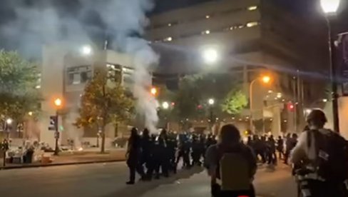 NOVO NASILJE U AMERICI: U pucnjavi ranjena dva policajca tokom protesta (VIDEO)