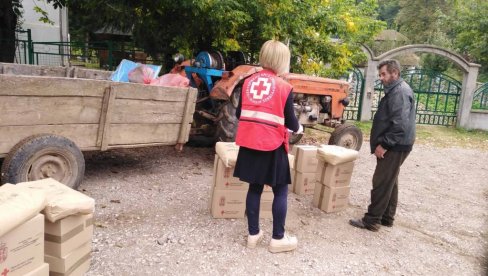 CRVENI KRST KURŠUMLIJE: Podelili pakete sa hranomm i higijenom u seoskim sredinama