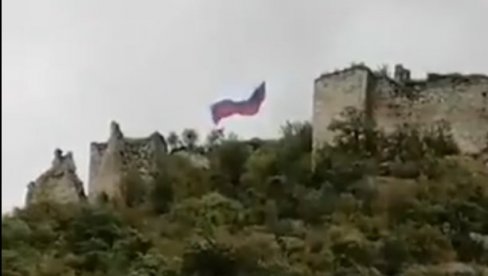 ТРОБОЈКА ОСВАНУЛА ИЗНАД ЗВЕЧАНА: Руска застава се вијори на Косову и Метохији (ВИДЕО) ТРОБОЈКА ОСВАНУЛА ИЗНАД ЗВЕЧАНА: Руска застава се вијори на Косову и Метохији (ВИДЕО)