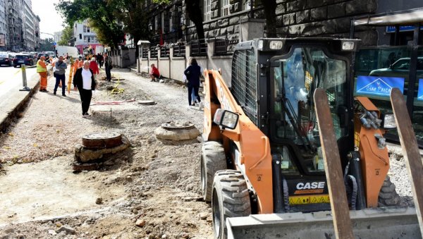 НОВИ АСФАЛТ УЗ ПАШИЋЕВ ТРГ: ЈКП Београд-пут обновио улицу у центру НОВИ АСФАЛТ УЗ ПАШИЋЕВ ТРГ: ЈКП Београд-пут обновио улицу у центру