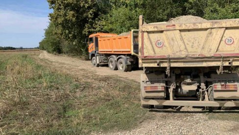 RADOVI KOD ŠAPCA: Šljunče puteve u selu Ševarice