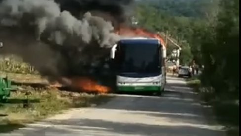 ЗАПАЛИО СЕ ЂАЧКИ АУТОБУС: Срећом повређених нема