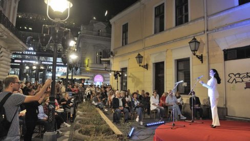 ARIJE POD ZVEZDAMA: Solisti opere Narodnog pozorišta nastupili u Knez Mihailovoj (FOTO/VIDEO)