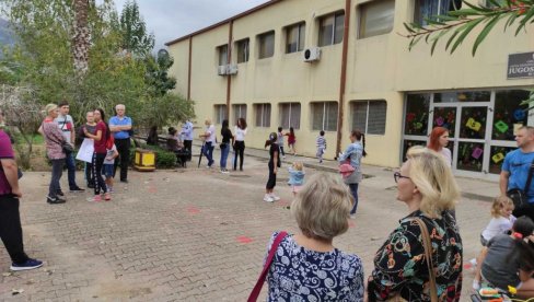 ПРОТЕСТ РОДИТЕЉА У БАРУ: Неће да деца у у школама носе маске