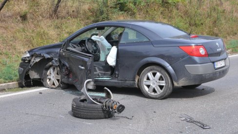 ЧЕТВОРО ПОВРЕЂЕНИХ У УДЕСУ КОД КРАЉЕВА Прешао у леву траку, па ударио у два возила