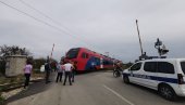 КАО ДА СЕ САМА БАЦИЛА ПОД ВОЗ: Ужас на пружном прелазу, сведоци описали језиви тренутак