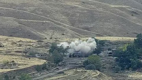 ОДБИЈЕН АЗЕРБЕЈЏАНСКИ НАПАД: Ојачана бригада ухваћена у артиљеријски бараж уништено 22 комада технике, 60 војника погинуло (ВИДЕО)