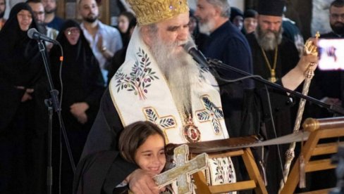 NAŠ JE MITROPOLIT JAČI OD KORONE Mala Una, kumče Amfilohija, moli se za zdravlje i bira poklon za vladiku (VIDEO)