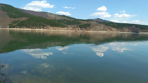 ПАСТРМКА У ЈЕЗЕРУ: Порибљавање старопланинских вода