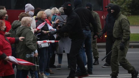 SUZAVAC I ŠOK BOMBE ZA PENZIONERE: U Minsku je održan protest najstarijih građana (VIDEO)