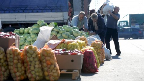 НА ВЕЛИКО НАЈПРОДАВАНИЈИ ЛУК: Ево које су цене воћа и поврћа